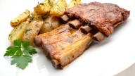 Churrasco de cerdo con patatas al ajo y orégano, la receta fácil y casera de Karlos Arguiñano