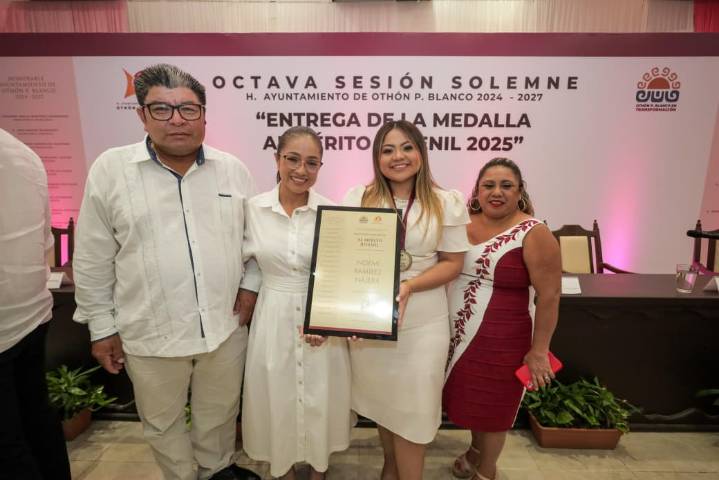 Talentosa chetumaleña es galardonada con la Medalla al Mérito Juvenil de Othón P. Blanco 2025