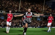 2-2. Esperpento del United, eliminado en Grimsby