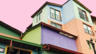 El tono sorpresa que reinará en la decoración de 2027 y que podría jubilar para siempre al gris y al beige