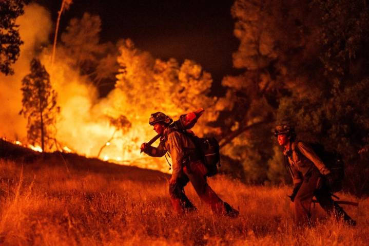 Expansión de incendios forestales en Oregon y California amenazan casas y causan evacuaciones