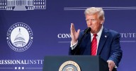 Simpatizantes de Trump coquetean con la idea de un “Presidente dictador” mientras el republicano acelera su deriva autoritaria