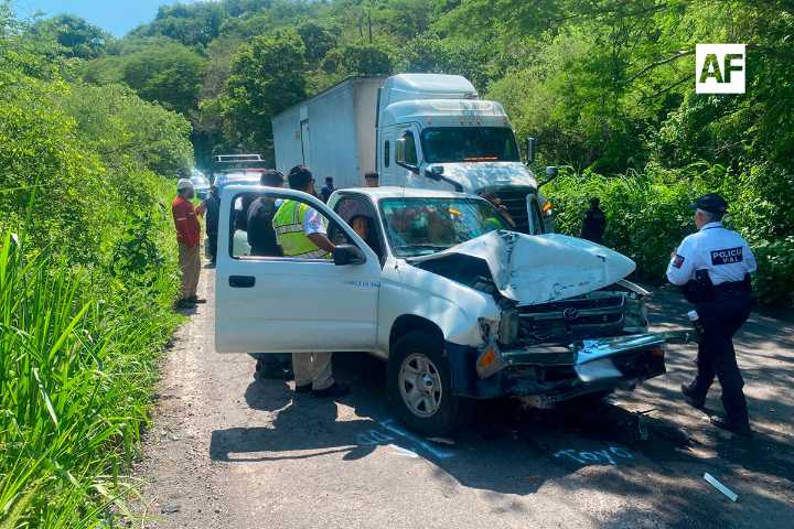 Accidente de frente entre dos camionetas en carretera Villa de Álvarez–Minatitlán; cinco personas resultan lesionadas
