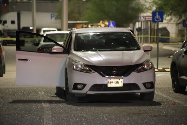 Ejecutan a hombre en estacionamiento de centro comercial