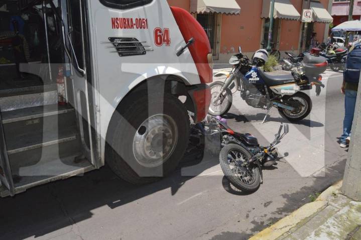 MOTO LOCO SE LE PONE FRENTE A CAMIÓN URBANO