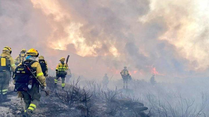 El incendio de Ourense llega a Zamora descontrolado, muy agresivo y con un frente de 20 kilómetros: líneas de trenes cortadas