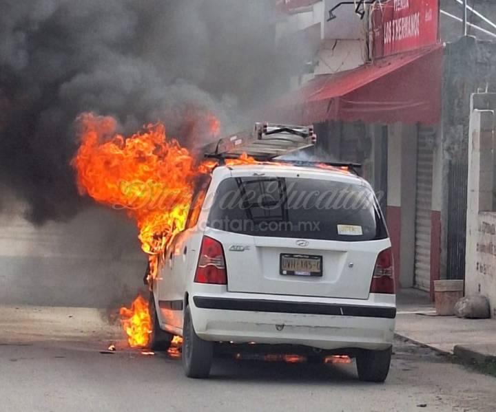 En Mérida, vehículo se incendia en San Pedro Noh Pat (VIDEO Y FOTOS)