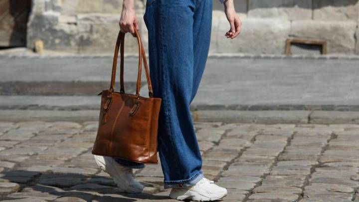 El bolso que seguirá siendo tendencia en otoño 2025 porque combina lujo y funcionalidad y es perfecto para el día a día