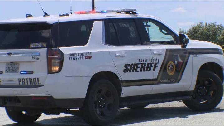 1 dead after head-on crash east of San Antonio, authorities say