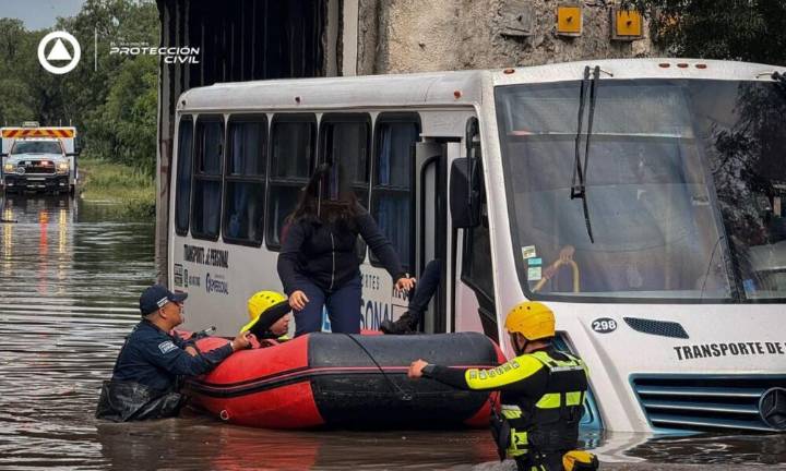 Rescatan a pasajeros en la carretera 200
