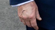 Donald Trump aparece con maquillaje en las manos para ocultar manchas y aviva las dudas sobre su salud
