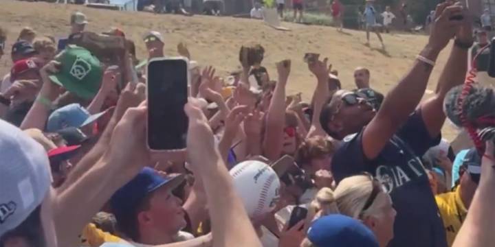 Mariners, Mets slide down hill at Little League Classic