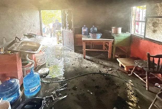 Arrasa incendio con muebles de vivienda