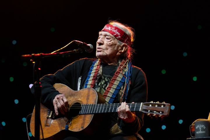 Willie Nelson 'Brings Audience to Tears' with Emotional Cover