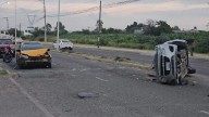 Aparatosa volcadura al ser impactados por un auto sin control en avenida Universidad