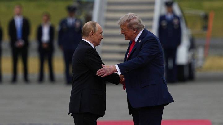 Cumbre en Alaska: Trump y Putin estrechan la mano en un encuentro histórico para abordar la guerra