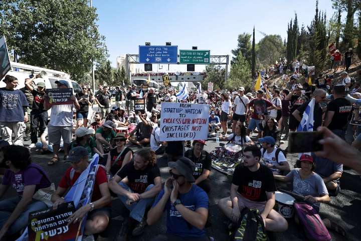 Miles de israelíes protestan en una jornada de huelga para pedir el retorno de los rehenes que permanecen en Gaza