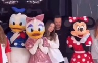 Captan a Belinda con funcionario mexicano en Disneylandia