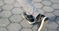 Hombre logra adelgazar 118 kilos de peso con solo caminar: recorrió casi 13.000 kilómetros en dos años y gastó 22 pares de zapatillas