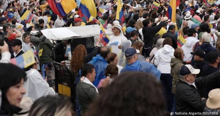 Miles marchan en Colombia en apoyo al expresidente Uribe