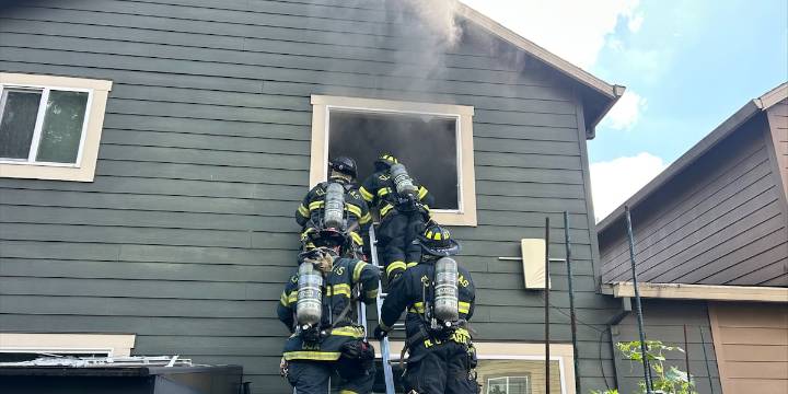 2 people rescued from burning townhouse in Clackamas County