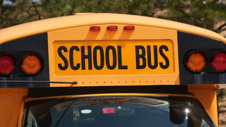 Illinois promulga ley que protege a estudiantes inmigrantes y les garantiza escuelas seguras