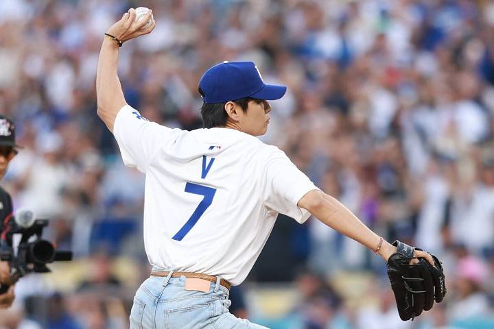 El show de V de BTS en Dodger Stadium que terminó con un lanzamiento perfecto