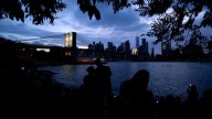 Las políticas de Trump ya han perjudicado a la ciudad de Nueva York. Ahora amenaza con una intervención federal
