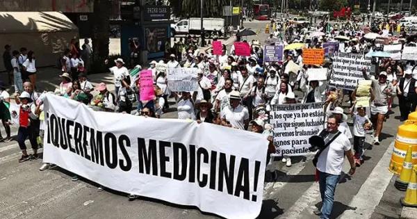 Medicinas para todos, reclaman durante marcha