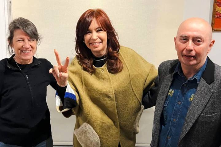 "A votar como si estuviera en la lista". Máximo Kirchner compartió una imagen de su madre junto al Indio Solari
