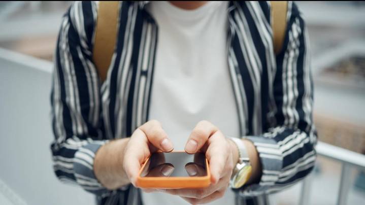 Social media scams target college students: Influencer gigs, fake scholarships & apartment listings