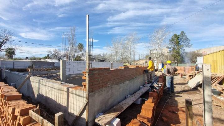 Avanza sin pausa la construcción del edificio de la Biblioteca Alberdi de Puerto San Martín
