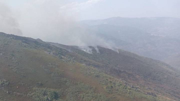 Incendios en León: dos pueblos de la Cabrera en prealerta de evacuación por el fuego de Benuza