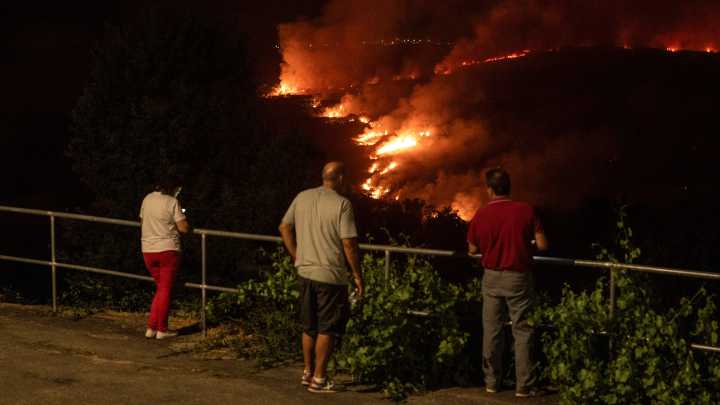 O lume non dá tregua e deixa unha noite de desaloxos e confinamentos