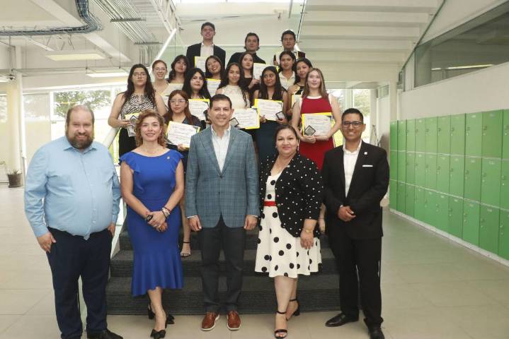 Entrega UAdeC Medalla Excelencia Lobo a egresados de escuelas incorporadas