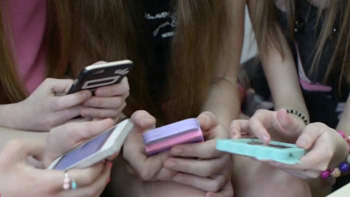 Here’s what parents and students should know about Texas bill limiting cell phones at schools