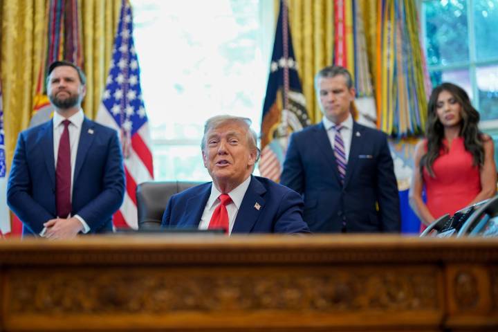 Trump propone año de cárcel por quemar la bandera