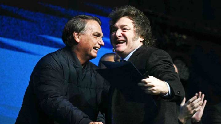 La policía brasileña acusa al expresidente Jair Bolsonaro de planear una fuga a la Argentina para pedirle asilo político a Javier Milei