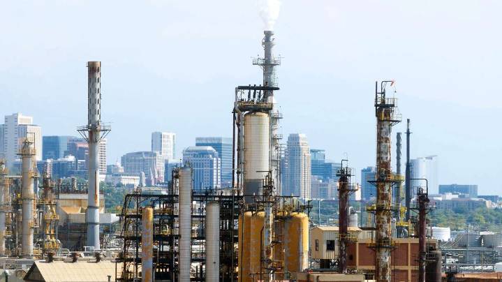 How much money do refineries contribute to Utah?