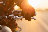 La DGT lo confirma: estas son las ocho nuevas normas obligatorias para ciclistas y motoristas en 2025