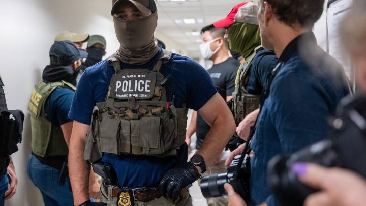 Bloquean deportación exprés de migrantes que entraron con parole
