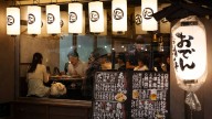 La única mujer del mundo que tiene siete estrellas Michelin da el consejo gastronómico más inesperado a quienes visitan Tokio: "Sí o sí"