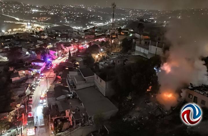 Arden dos viviendas en la colonia Luis Echeverría