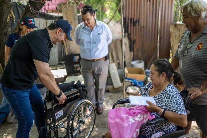 Adrián entrega Tarjetas Regias a mujeres en vulnerabilidad