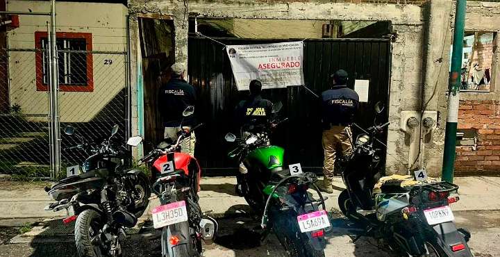 FGE asegura moto con reporte de robo y tres con alteraciones tras cateo en Morelia