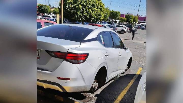 Roban autopartes en Plaza Torrecillas y una moto en Plaza Ultra