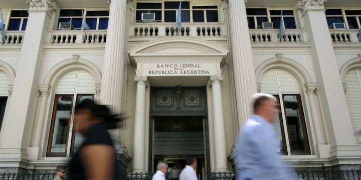 El sindicato de los empleados bancarios acordó un aumento que llevará el sueldo inicial a casi 2 millones de pesos