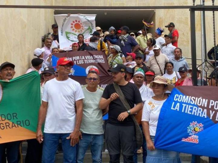 Campesinos protestan en la Caja Agraria de Valledupar por demoras de la ANT