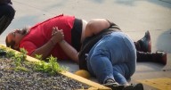 Amor en medio del caos: Pareja permanece unida tras ser embestidos en fuerte choque en Guadalajara