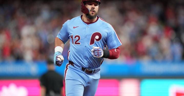 Phillies pummel Braves with Schwarber's four